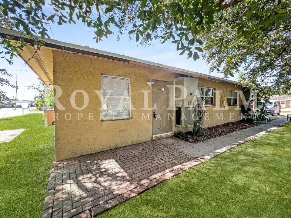 13037 First St in Ft. Myers, FL - Building Photo