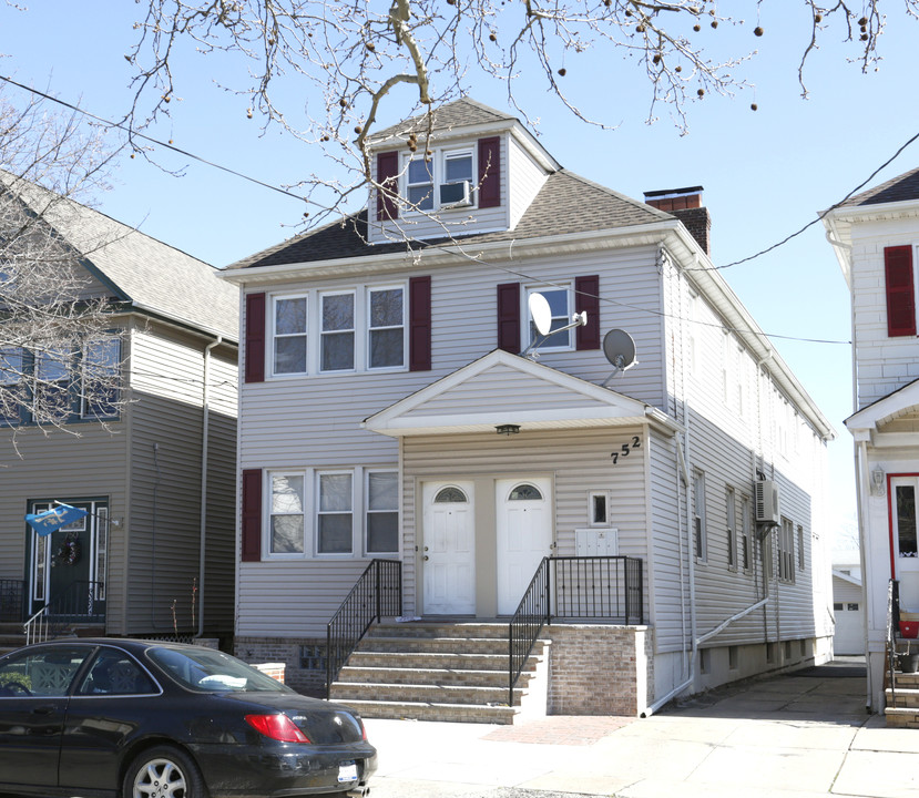 752 Grier Ave in Elizabeth, NJ - Building Photo