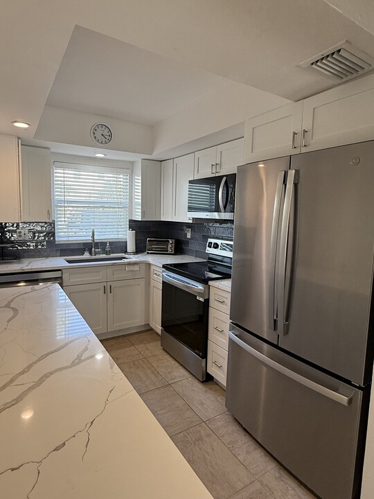 9200 Midnight Pass Rd, Unit 10 in Sarasota, FL - Building Photo