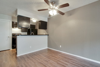 Norvell Court Apartments in Dallas, TX - Building Photo - Building Photo