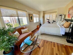 525 E Seaside Way in Long Beach, CA - Building Photo - Building Photo