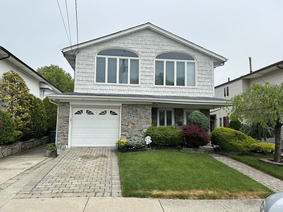 183 Merrill Ave, Unit Side Apartment in Staten Island, NY - Foto de edificio