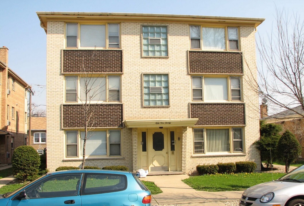 5916 W Diversey Ave in Chicago, IL - Building Photo