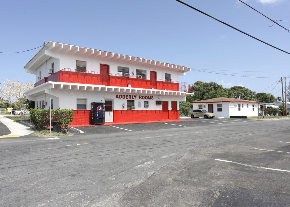 The Aderly Rooming House in Pompano Beach, FL - Foto de edificio