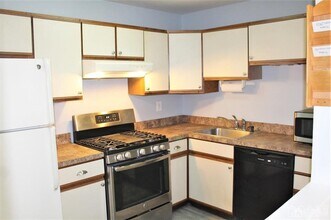 1003 Woodhaven Dr in Edison, NJ - Building Photo - Building Photo