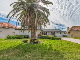 110 17th St in Belleair Beach, FL - Building Photo