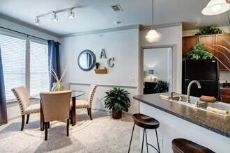 8309 Fannin St in Houston, TX - Building Photo - Building Photo