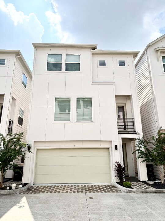 8307 Brecha Ln in Houston, TX - Building Photo