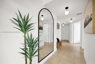 41 SE 5th St, Unit 517 in Miami, FL - Building Photo - Building Photo