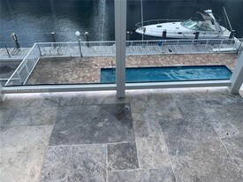 3868 NE 169th St in North Miami Beach, FL - Building Photo