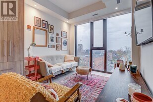 840 St Clair Ave W in Toronto, ON - Building Photo