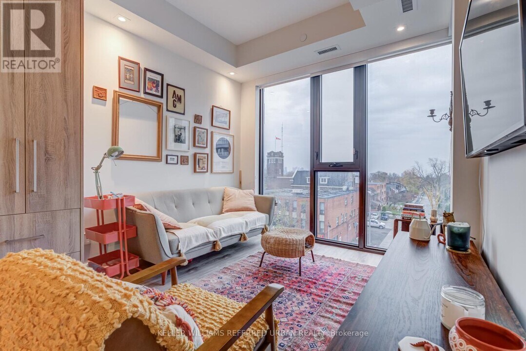 840 St Clair Ave W in Toronto, ON - Building Photo