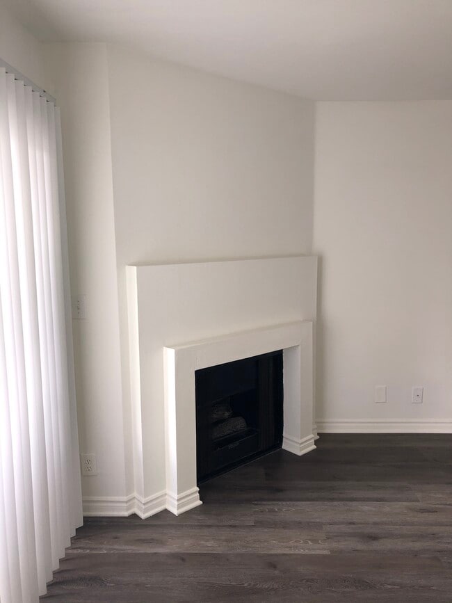 1200 Mansfield N Ave, Unit 307 in Los Angeles, CA - Foto de edificio - Building Photo