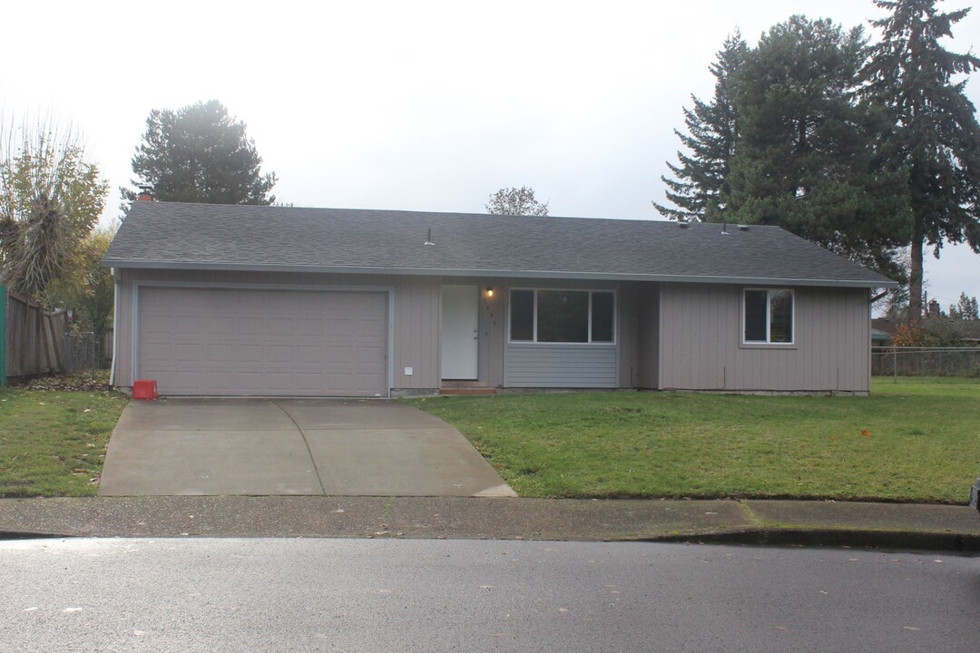 1646 NE Karen Ct in Hillsboro, OR - Foto de edificio