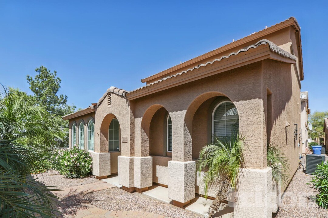 3812 S 54th Glen in Phoenix, AZ - Foto de edificio