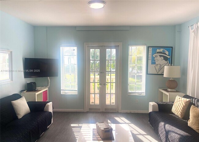 918 Ocean Dr in Miami Beach, FL - Building Photo - Building Photo