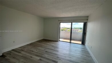 9359 Fontainebleau Blvd in Miami, FL - Building Photo - Building Photo