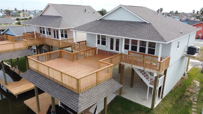 property at 18 Edgewater Dr