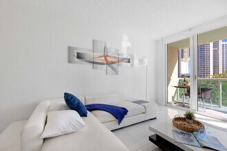 19370 Collins Ave in Sunny Isles Beach, FL - Foto de edificio - Building Photo