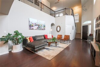 7709 Menchaca Rd in Austin, TX - Foto de edificio - Building Photo