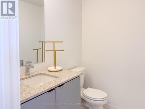 16 Lytham Grn Cir in Newmarket, ON - Building Photo - Building Photo