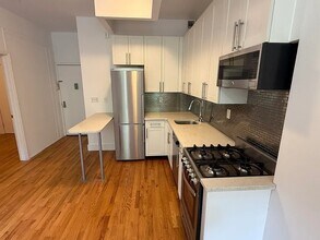 639 10th Ave in New York, NY - Building Photo - Building Photo