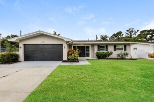 1023 San Pedro Dr in Dunedin, FL - Building Photo