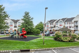 Fox Hill Run in Woodbridge, NJ - Foto de edificio - Building Photo