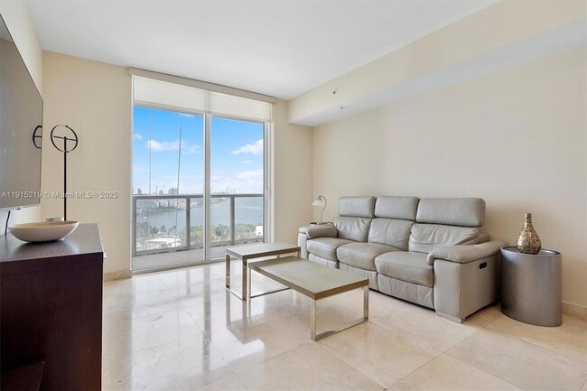 253 NE 2nd St, Unit 1803 in Miami, FL - Foto de edificio - Building Photo