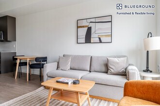 17645 NE 69th Ct in Redmond, WA - Foto de edificio - Building Photo