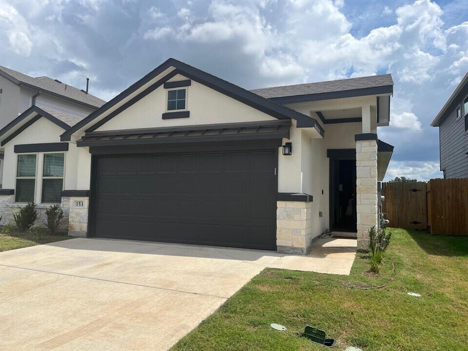 153 Woods Edge Ln in Andice, TX - Building Photo