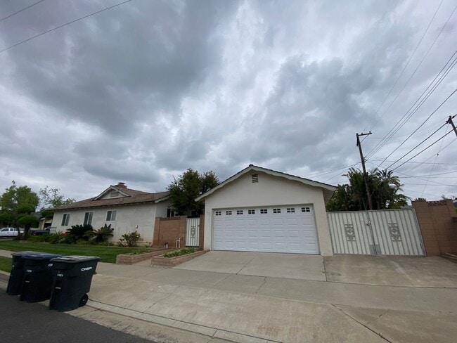 314 E Hoover Ave in Orange, CA - Building Photo - Building Photo