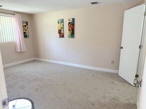 5 Louisburg Square in Nashua, NH - Building Photo - Building Photo