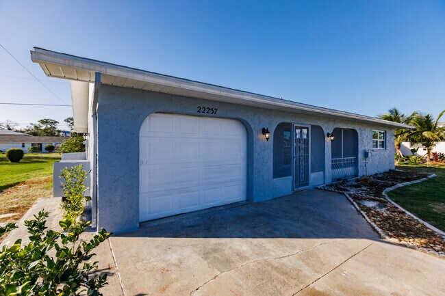 22257 Yonkers Ave in Port Charlotte, FL - Foto de edificio - Building Photo