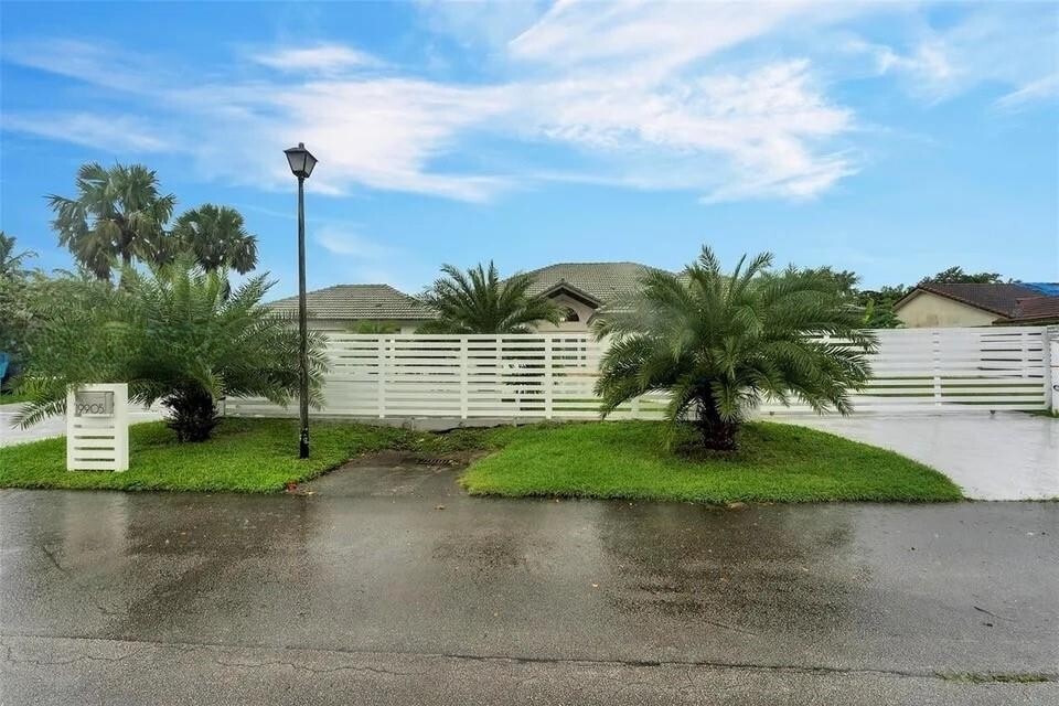 19905 SW 135th Ave in Miami, FL - Building Photo