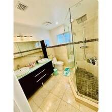 9240 Byron Ave in Surfside, FL - Foto de edificio - Building Photo