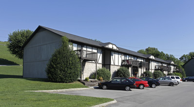 Carriage Trace Apartments & Townehomes in Clinton, TN - Building Photo - Building Photo