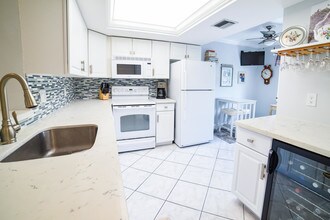 14823 Cumberland Dr-Unit -202 in Delray Beach, FL - Foto de edificio - Building Photo