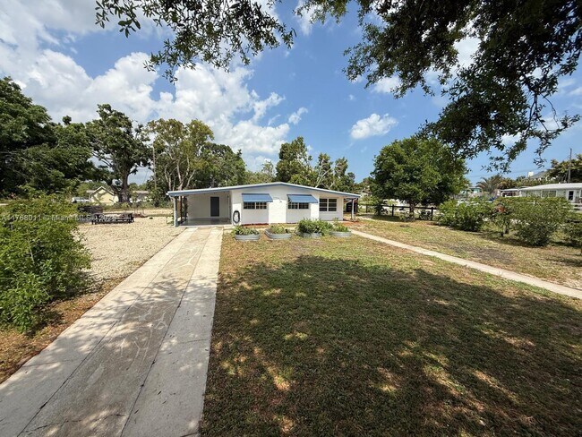 1924 Sunset Dr SW in Vero Beach, FL - Building Photo - Building Photo
