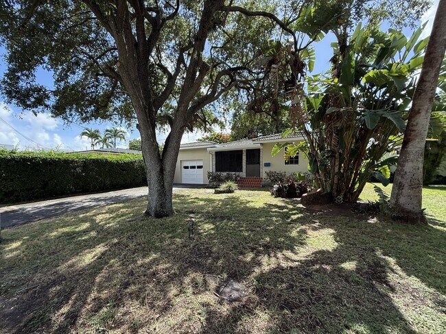 2841 SW 33rd Ave in Miami, FL - Building Photo - Building Photo