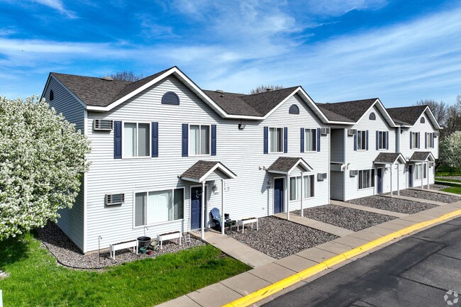 Silvan Townhomes in Maple Grove, MN - Foto de edificio - Building Photo