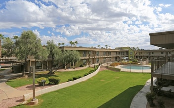 The Summit Apartments in Phoenix, AZ - Foto de edificio - Building Photo
