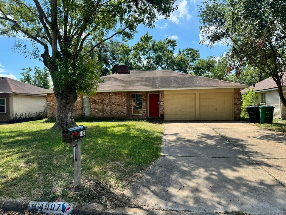 4907 Glenridge Ln in Houston, TX - Foto de edificio