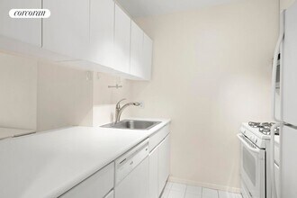 101 E 15th St in New York, NY - Building Photo - Building Photo