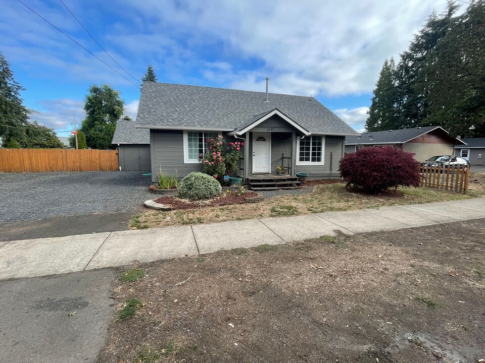2240 Long St in Sweet Home, OR - Foto de edificio