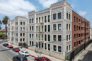 2121 James M Wood Blvd in Los Angeles, CA - Building Photo