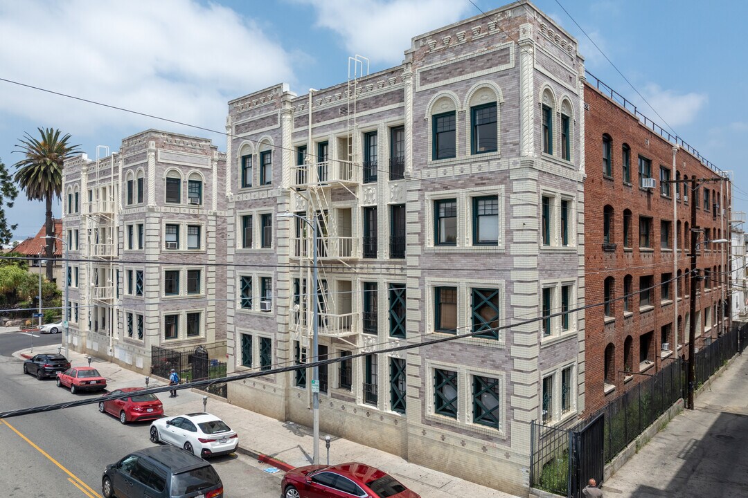 2121 James M Wood Blvd in Los Angeles, CA - Building Photo