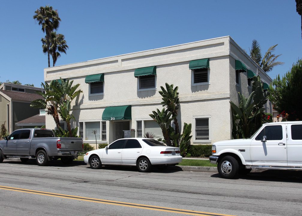 313-317 11th St in Huntington Beach, CA - Building Photo