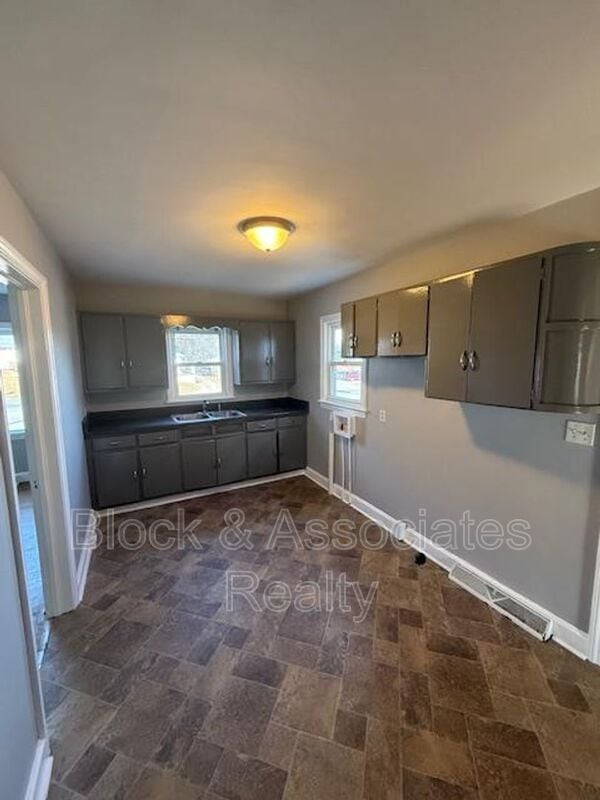 1034 E Lexington Ave in High Point, NC - Foto de edificio - Building Photo