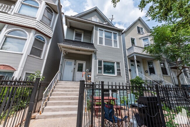 property at 1124 W Roscoe St